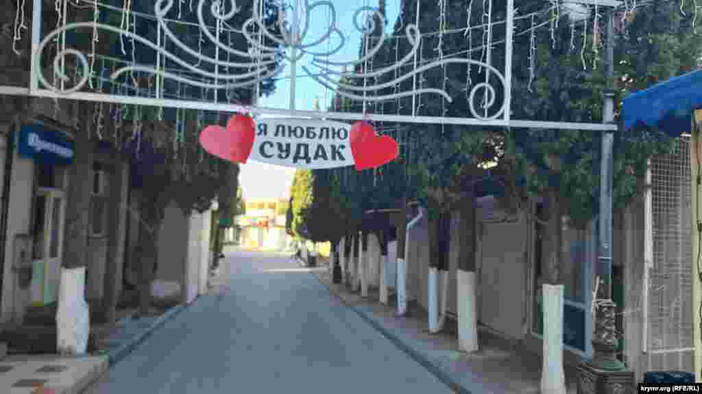 Servi alleyası –Sudaqta deñizge ketken merkeziy yaya yolu