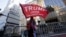Un suporter al învingătorului alegerilor din SUA în fața clădirii Trump Tower, din New York. 6 noiembrie 2024.