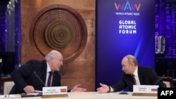 Олександр Лукашенко і Володимир Путін на Глобальному форумі з атомної енергії в Москві, 25 вересня 2025 року