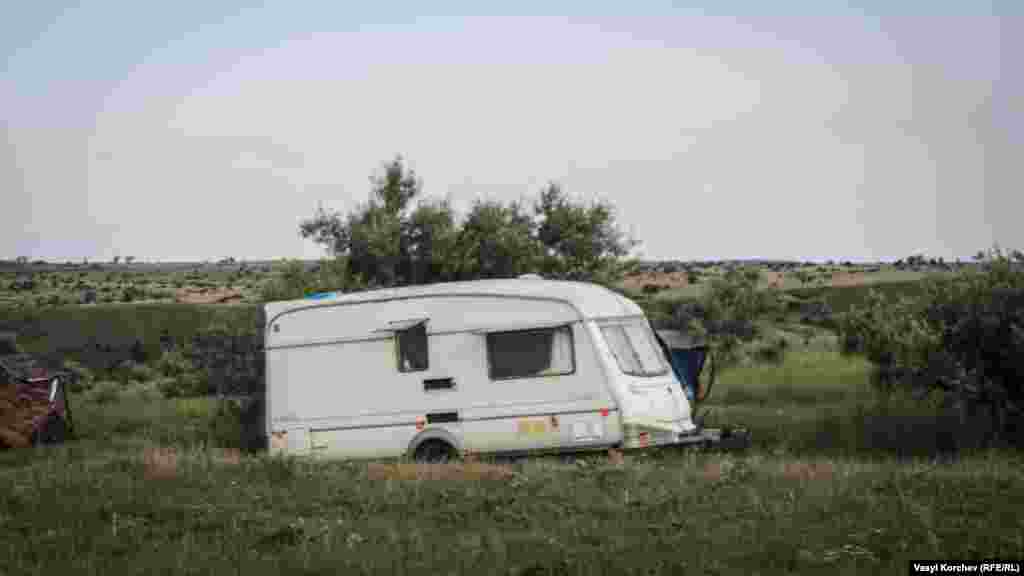 Щороку тут утворюється ціле містечко з наметів, навісів і навіть &laquo;будинків на колесах&raquo;. Приїжджають поодинці, сім'ями або ж групами однодумців