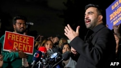 Кандидат демократов на выборах мэра Нью-Йорка Зохран Мамдани - на фоне лозунга "Заморозить арендную плату".