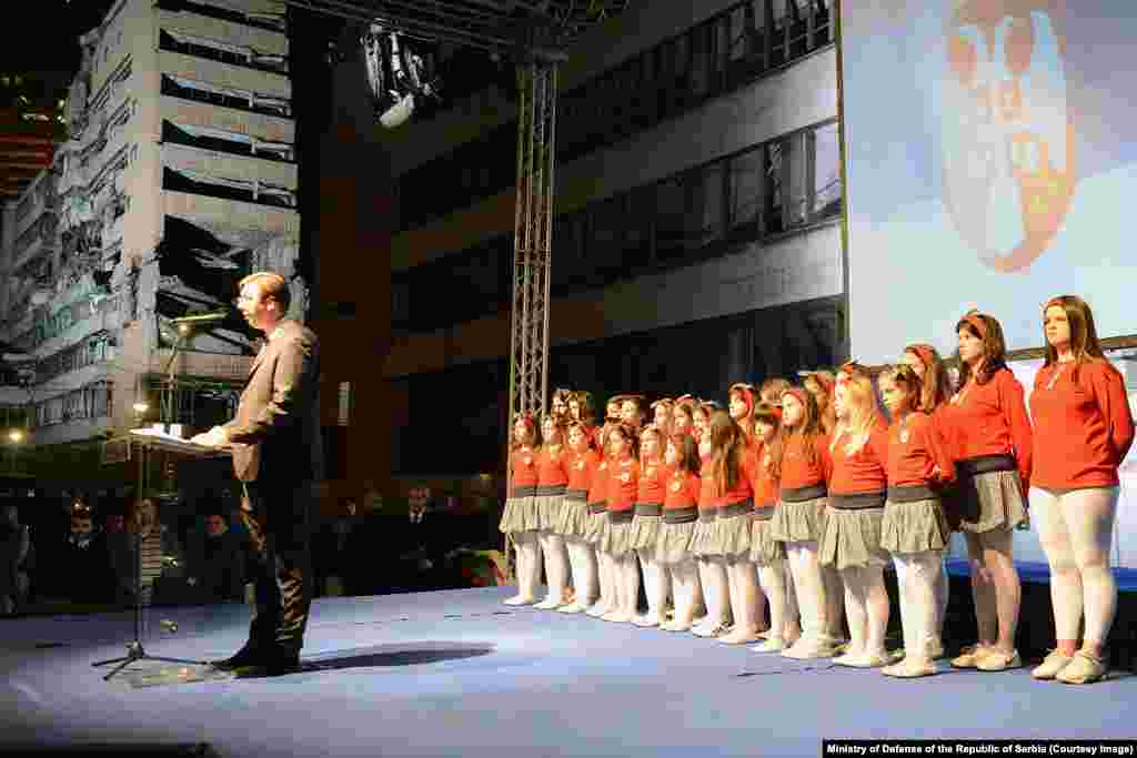 Александр Вучич, будучи премьер-министром Сербии, выступает перед разрушенным зданием Генерального штабана памятном мероприятии, посвященном бомбардировкам Югославии силами НАТО, апрель 2015 года.Во время мероприятия Вучич, нынешний президент Сербии, заявил собравшимся: «Успешная, хорошо организованная и порядочная страна — это наша победа. Каждое построенное нами здание, каждая построенная нами дорога, каждый построенный нами завод — это наша победа»