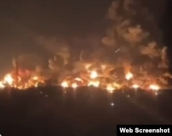 Пожар на Феодосийской нефтебазе после удара беспилотников в ночь на 13 октября 2025 года. Скриншот с видео