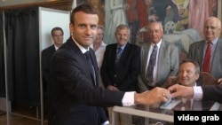 Էմանյուել Մակրոնը խորհրդարանական ընտրությունների երկրորդ փուլի քվեարկության ժամանակ, 18-ը հունիսի, 2017թ.