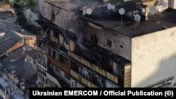 რუსეთის მასირებული შეტევის შედეგად განადგურებული ბინები კიევის ერთ-ერთ საცხოვრებელ კორპუსში. 2025 წლის 10 ივლისი