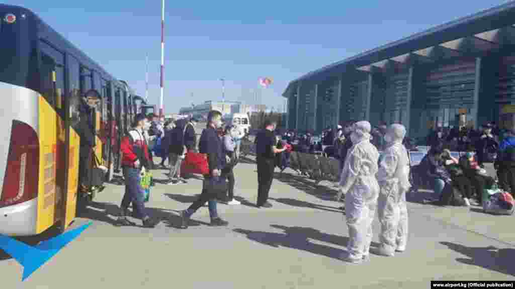 Чет жерден келген кыргызстандыктарды "Манас" аба майданынан медицина кызматкерлери тосуп алууда.&nbsp;