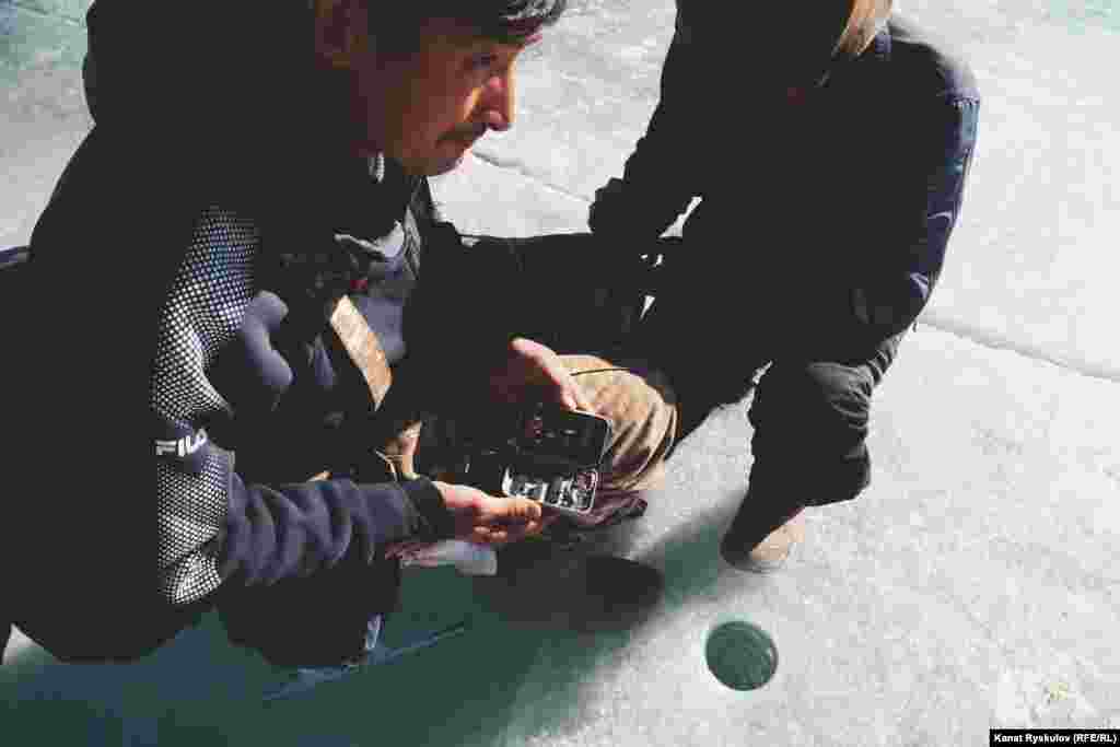 Эти мужчины основательно подготовились к зимней рыбалке.