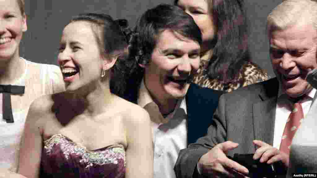 "Калеб"челәр Ринат Харисның яшьләрчә "селфи" төшерүенә сокланып елмайды