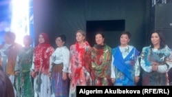 Мода көргөзмөсүнө катышкан аялдар. Бишкек. 2021-жыл, 1-апрель.  