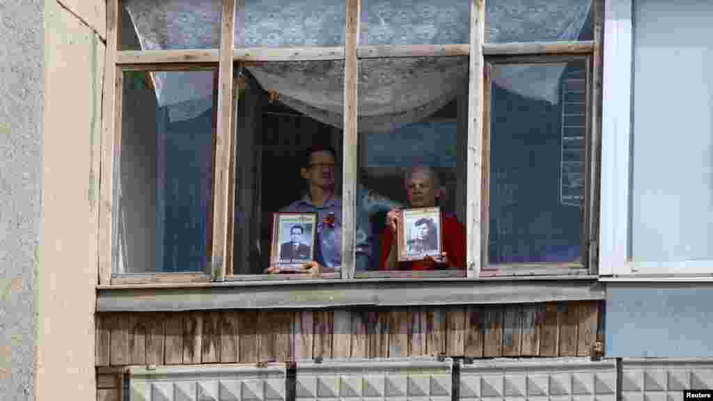 На сьомий тиждень карантину припало 9 травня, святкування якого в звичному ключі стало неможливим через режим самоізоляції. Російську акцію &laquo;Безсмертний полк&raquo; проводили прямо на балконах житлових будинків. Це, наприклад, Євпаторія