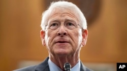 Сенатор Роджер Уикер
