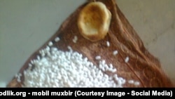 Коконы шелкопряда (иллюстрация) 