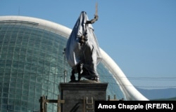 Военный мемориал перед зданием парламента Кутаиси незадолго до его открытия 9 мая.
