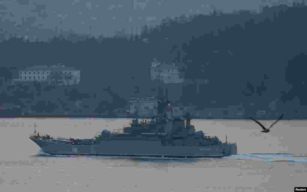 Десантный скорабль "Цезарь Куников" ВМФ России следует через пролив Босфор в Черное море, 25 ноября &nbsp;
