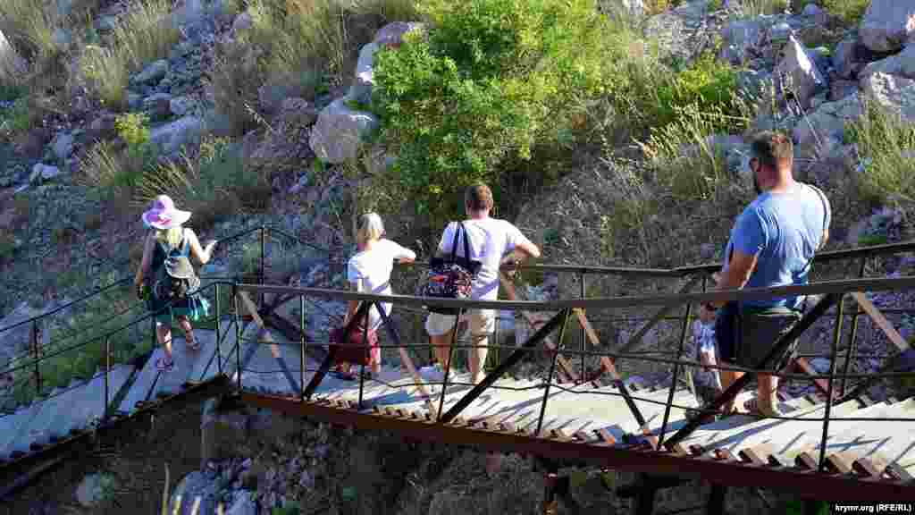 Vasili plâjına soñki yol parçası sallanğan tahta merdivenden keçe
