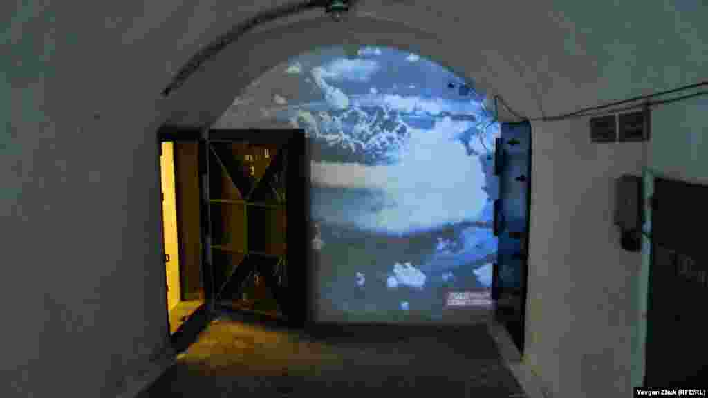 Гермодвері одного з двох шлюзів, через які потрібно пройти перед тим, як потрапити на сам об'єкт