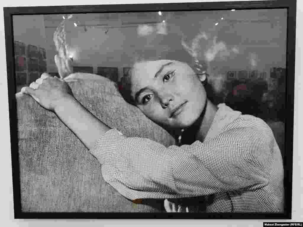 Юсупжанова менен кезинде УТРКда бирге иштеп калган журналист Байма Сутенова Юсупжанова өз кезегинде артынан өсүп келе жаткан жаштарга да үлгү болгон дейт: &ldquo;Ал кезде телевидение, кино биз үчүн чоң жаңылык болчу. Айрыкча кино тармагында иштеген айымдар бизге бөтөнчө кызык эле. Биз аларды жакындан көрүп, жакындан тааныгыбыз келчү. Себеби ичибизде &ldquo;ушул атактуу эжелер жасаган ишти биз да жасап кетебиз го&rdquo; деген үмүтүбүз бар эле. Анан бир жерде иштеген эки режиссер айымга такыр көзүбүз тойчу эмес. Бирөө - Клара Юсупжанова болсо, бирөө Лилия Турусбекова эле. Булар экөө тең орусча, кыргызча тарсылдап сүйлөп, бат-бат басып, бат-бат съемкага барып келе калып жигердүү иштешчү. Ушунун баары бизге табышмактуу сезилип, ошолордой болгубуз келчү. Биз ал кезде телевидениеге жаңы эле келгендиктен Клара эже биз менен учурашып койгонуна эле жер-сууга батпай сыймыктанып калчубуз. Менин эсимде Клара эже ушундай заманбап айым бойдон калды".&nbsp;