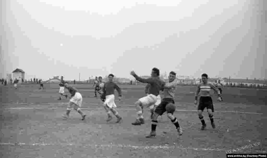 "Фрунзе" жана "Ленинград" футбол клубдарынын беттеши. 1946-жыл.&nbsp; Кыргыз ССРиндеги алгачкы футболдук командалар Фрунзе шаарында түптөлгөн. Анда "Динамо", "Спартак" жана "Буревестник" ХХ кылымдын 30-жылдары пайда болгон.