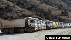 Простаивающие грузовики горнорудной компании.