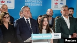 Crin Antonescu, așteptând rezultatele exit pollurilor alături de susținătorii săi, între care premierul Marcel Ciolacu, liderul PSD.