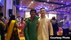 Обучающийся в Сингапуре Марлен Токтомаматов с другом.