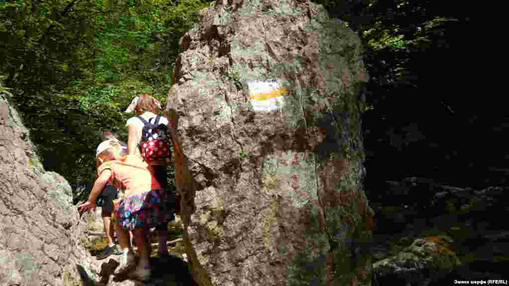 Bütün yol sarı ve beyaz işaretlernen belgilengen