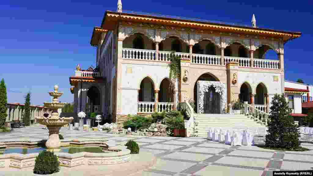 "Sarabuz" Qırım hanlarınıñ mühteşem sarayı üslübinde yapılğan