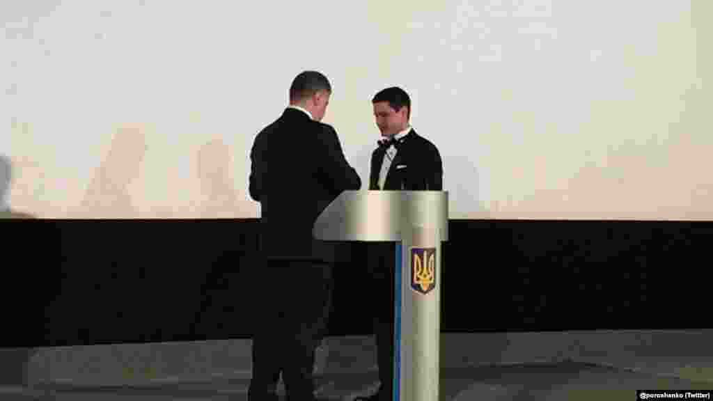 Президент України Петро Порошенко вручає Ахтему Сеітаблаєву орден &laquo;За заслуги&raquo; ІІІ ступеня на прем'єрі фільму в київському кінотеатрі, 6 грудня 2017 року