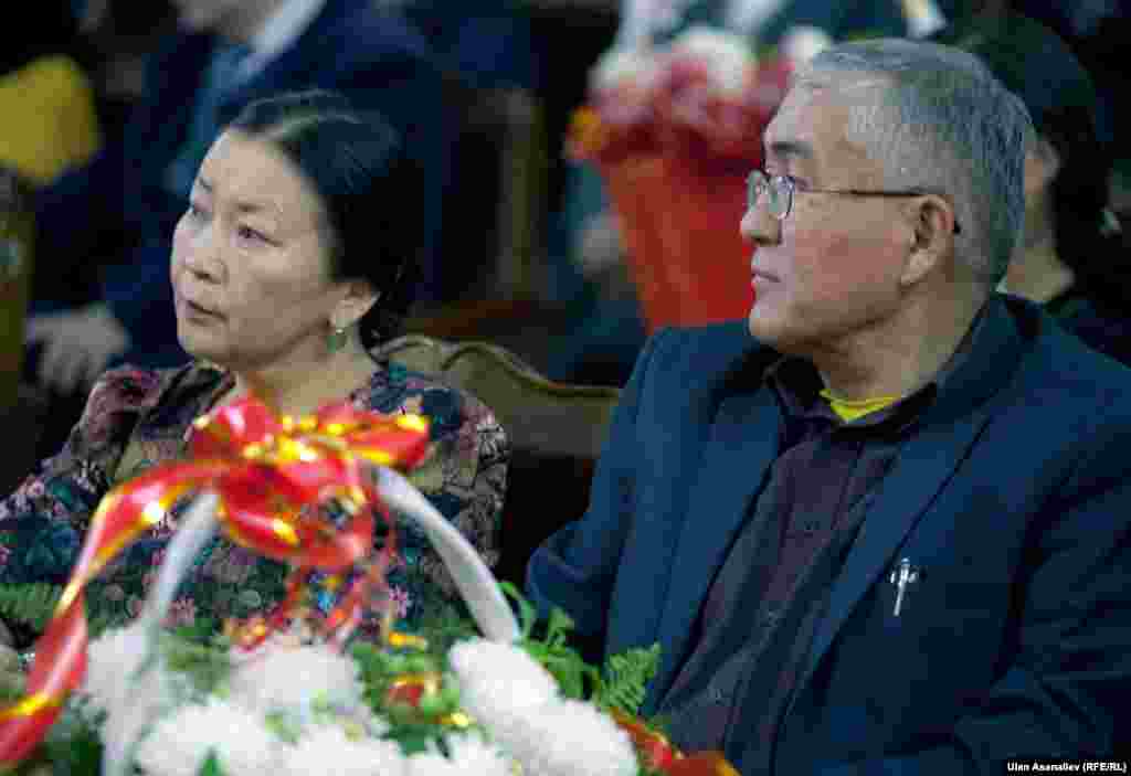 "Азаттыктын" интернет-редактору, журналист, публицист, тилчи жана котормочу Бекташ Шамшиев жана акын, журналист, КТРКнын алдындагы Кыргыз радиосунун баяндамачысы Элмира Ажыканова.