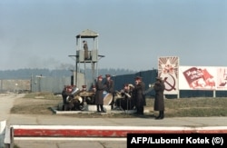 Военен оркестър свири пред военновъздушната база през февруари 1990 г.