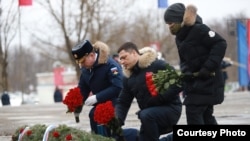 Михаил Ведерников без маски в День защитника Отечества.Фото: Псковское областное собрание депутатов