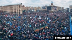 Pentru mulți ucraineni, drumul lor spre Europa a început cu adevărat în decembrie 2013, când mii de oameni au protestat împotriva renunțării la asocierea cu UE. 