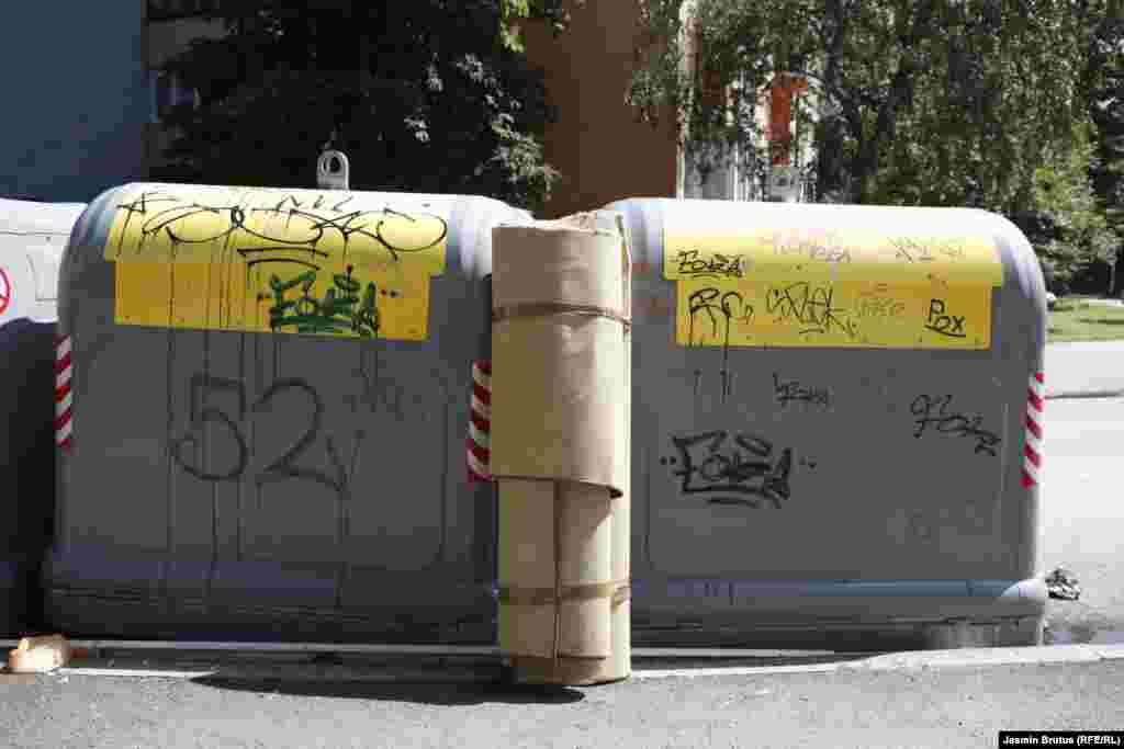 Iz komunalnog poduzeća "Rad" navode još jedan razlog za neočiščen grad - nedostatak sezonskih radnika.&nbsp; "Očekivali smo da ćemo putem Zavoda za zapošljavanje Kantona Sarajevo na vrijeme dobiti sezonske radnike. Međutim, oni su tek nedavno raspisali konkurs, koji bi trebao biti zatvoren 8. juna. Očekujemo da ćemo od 15. juna dobiti pojačanja od oko 100 sezonskih radnika. Do tada, mi smo uveli dežure, odnosno uveli smo prekovremeni rad, kao i rad vikendom, kako bismo u što većoj mjeri uspjeli izvršavati naše obaveze. Očekujem da će se za 15 do 20 dana vidjeti u gradu rezultati našeg rada, nakon što sva vozila budu u upotrebi i kada budu angažovani i sezonski radnici", kazala je v. d. direktorice KJKP "Rad" Vera Arnautović.&nbsp; 