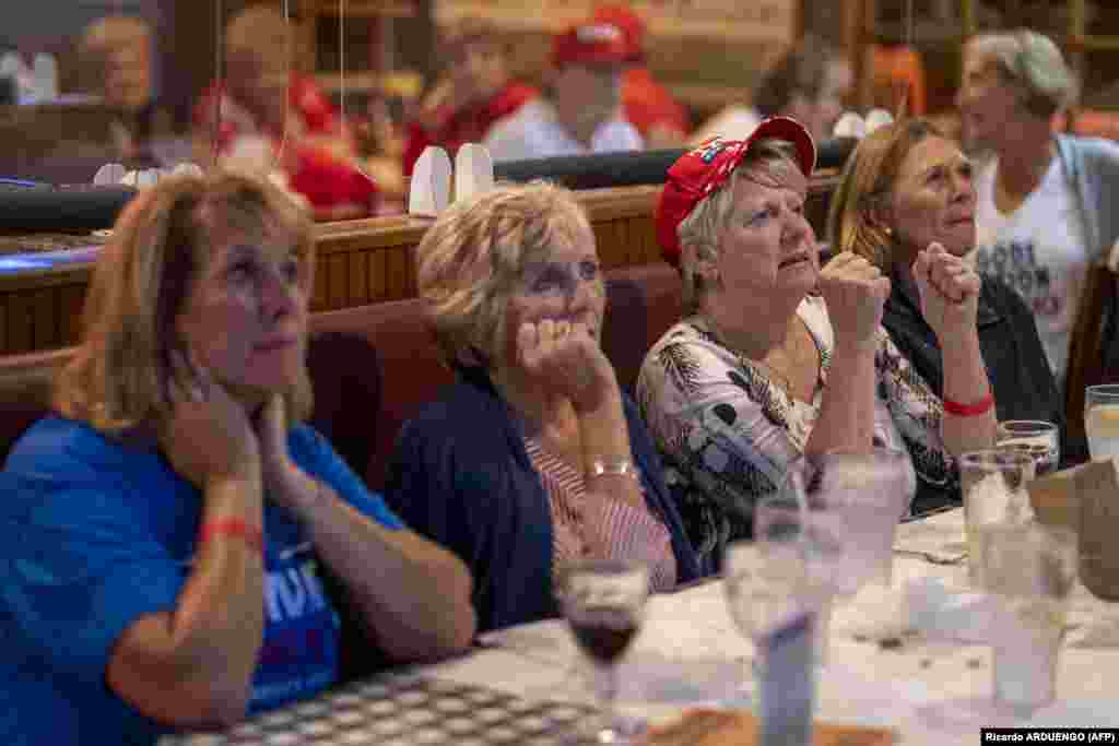Trumpove pristalice gledaju prenos izbora uživo na Fox News, Villages, Florida