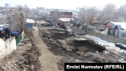 Ош. На месте будущего моста. Март 2014 года.