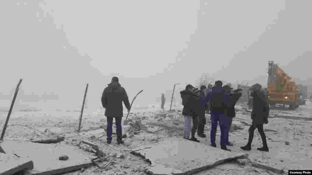 Учактан түшкөн жүктөрдүн арасынан гаджеттер үчүн пайдалана турган кыргыз тилиндеги нускамалар, электрондук жабдууларды колдонуу боюнча кыргызча документтер табылган.&nbsp; Бирок "учактагы жүктүн ээси ким?" деген суроого ушул күнгө чейин так жооп табыла элек. &nbsp;