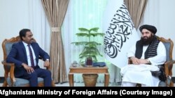 د هند د بهرنیو چارو وزارت چارواکي آنند پرکاش (کیڼ لوري ته) د اپرېل پر ۲۷مه په کابل کې د طالبانو د بهرنیو چارو له سرپرست وزیر امیر خان متقي سره ولیدل. 