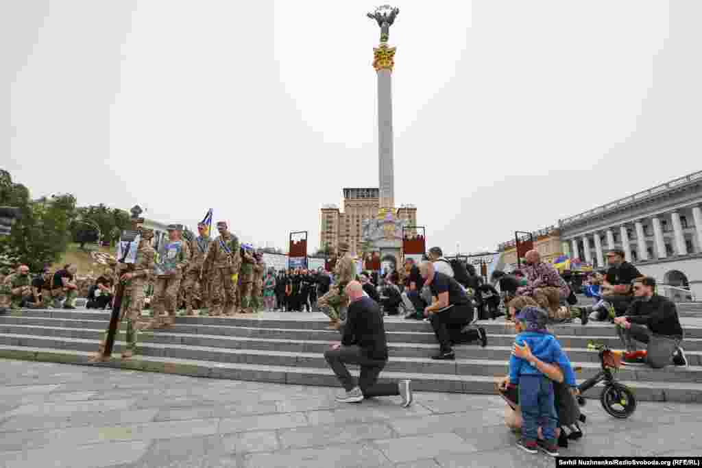 Дзеці сярод тых, хто разьвітваецца на майдане Незалежнасьці з вайскоўцам Канстанцінам Ягошыным з пазыўным «Кот». Ён быў пілётам БПЛА ў 72-й асобнай мэханізаванай брыгадзе імя Чорных Запарожцаў. Яму было 23 гады. Чэрвень 2025 году
