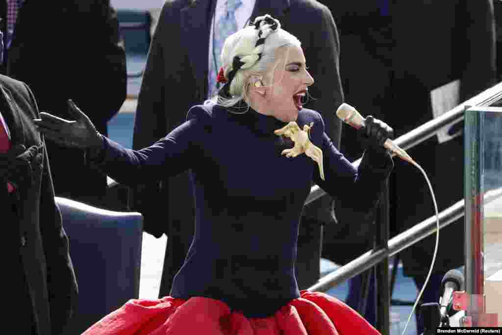 Ырчы Лэди Гага (Lady Gaga) АКШнын гимнин ырдоодо. 20.1.2021.