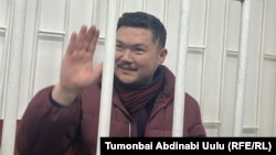 Айбек Теңизбай. 2025-жылдын 12-декабры. Активисттин бөгөт чарасы Биринчи май райондук сотунда каралууда.