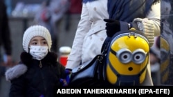 Ребёнок в маске. Тегеран, 22 февраля 2020 г.