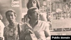 Lüdmila Alekseyeva (ortada) qırımtatar milliy areketiniñ faali Ayşe Seitmuratova (soldan) ile. Arhiv fotoresimi