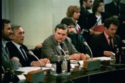 Liderii Sindicatului Solidaritatea, Lech Walesa și Tadeusz Mazowiecki discutând cu autoritățile comuniste în timpul negocierilor Mesei Rotunde. Varșovia/ februarie 1989