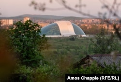 Здание парламента Грузии в Кутаиси (май 2021 года).