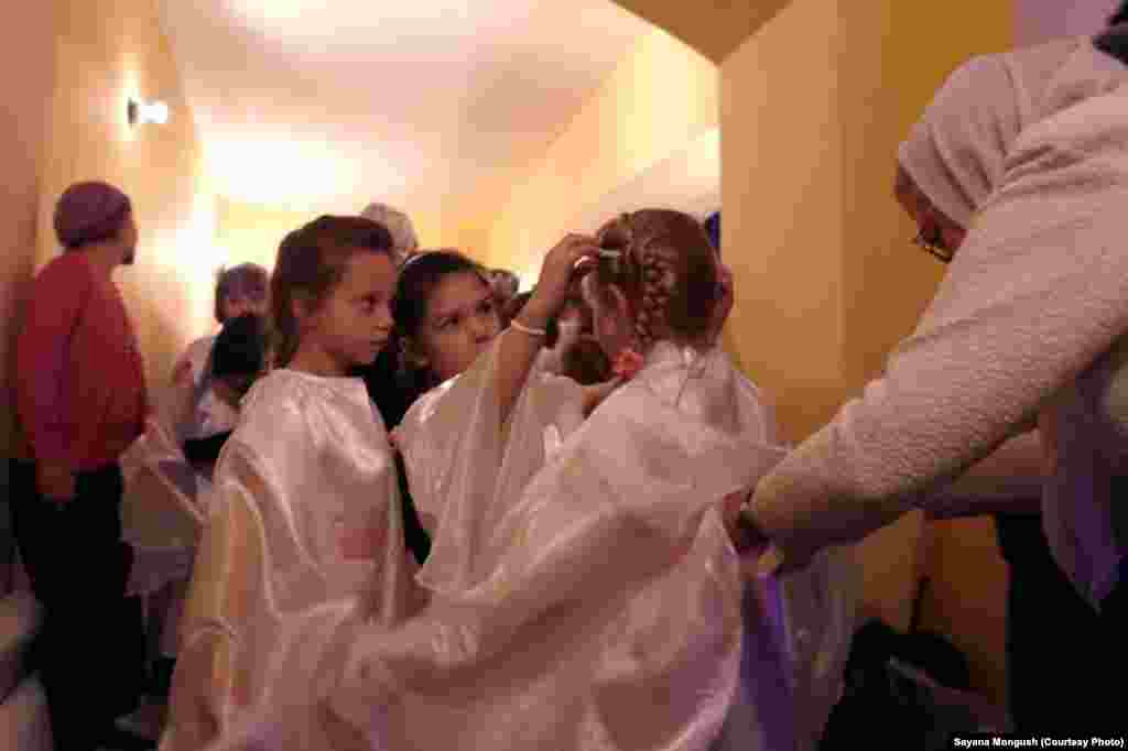 Ученики детской школы искусств имени Нади Рушевой готовятся к спектаклю "Снежная королева"