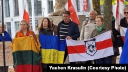 Мікалай Казлоў (у чорнай куртцы) на мітынгу ў падтрымку Украіны, Антвэрпэн, 19.10.2025