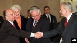 Predsjednik BiH Alija Izetbegović rukuje se sa predsjednikom Srbije Slobodanom Miloševićem na početku samita u Rimu, 17. februar 1996. godine