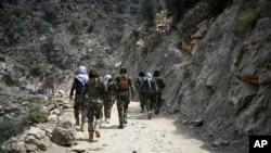 د طالبانو کمانډو ځواکونه د کونړ په زلزله ځپلو سیمو کې مرسته کوي - د سېپټېمبر دویمې نېټې انځور 