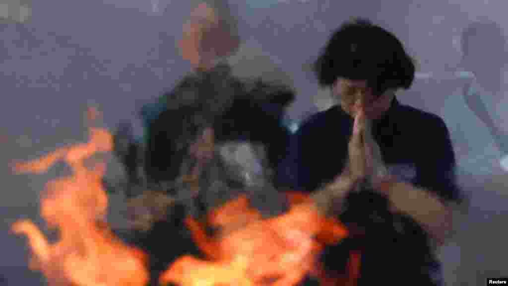 Хора се молят пред кенотафа за жертвите на атомната бомбардировка през 1945 г. в Парка на мира в Хирошима по случай 80-годишнината от Деня на атомната бомбардировка, 6 август 2025 г.