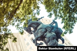 Кожомкул балбандын эстелиги.